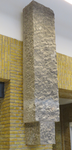 847864 Afbeelding van een onbewerkt blok natuursteen aan de wand van de reisafdeling in Bibliotheek Neude (Neude 11) te ...
